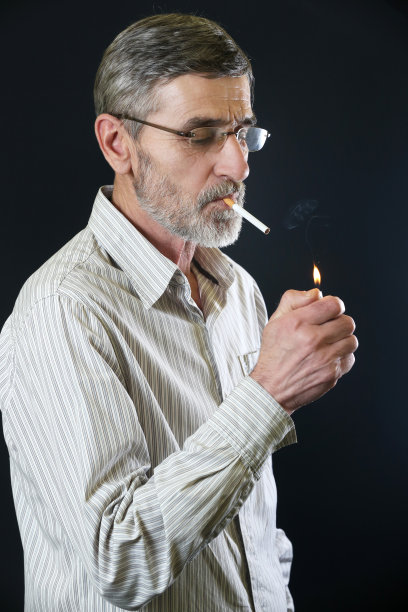 老人点烟图片下载