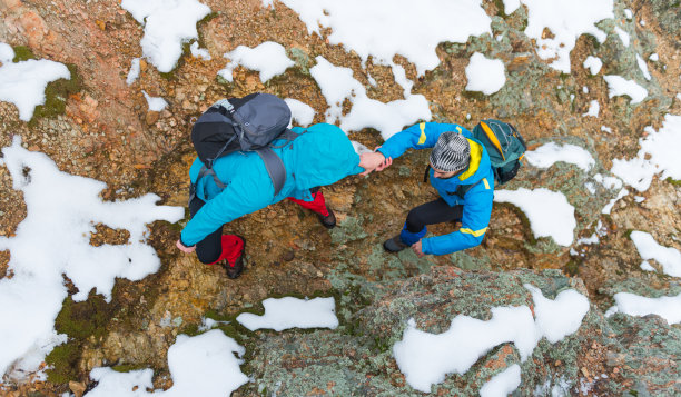 徒步旅行者伸出援助之手图片下载