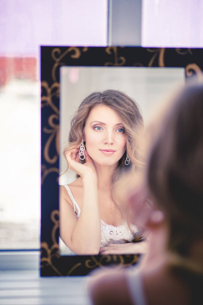 这个女孩戴着用镜子做的耳环。图片下载