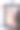 这个女孩戴着用镜子做的耳环。图片下载
