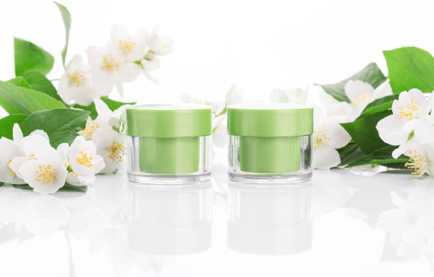 在白色背景上收集各种美容卫生容器。图片下载