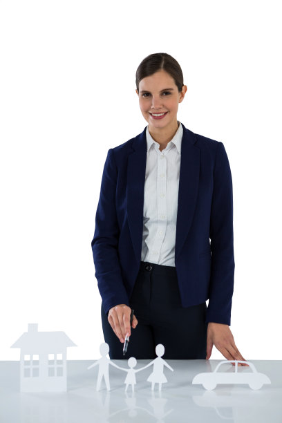 女商人指着一张剪纸上的家庭，汽车和房子图片下载