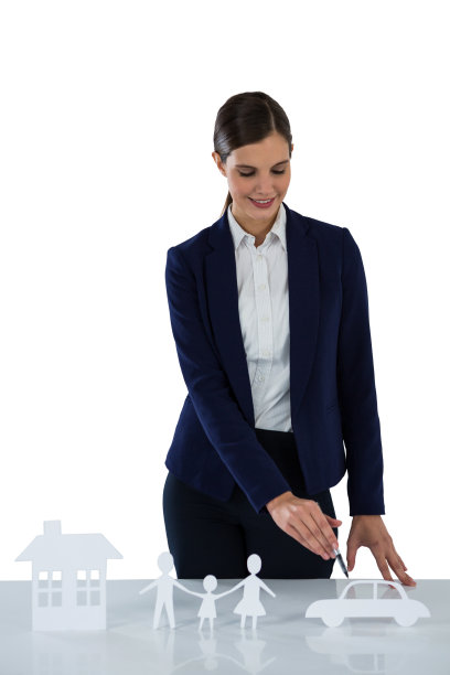 女商人指着一张剪纸上的家庭，汽车和房子图片下载