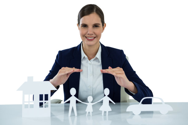 微笑的女商人用双手保护纸剪出家庭、房子和汽车图片下载