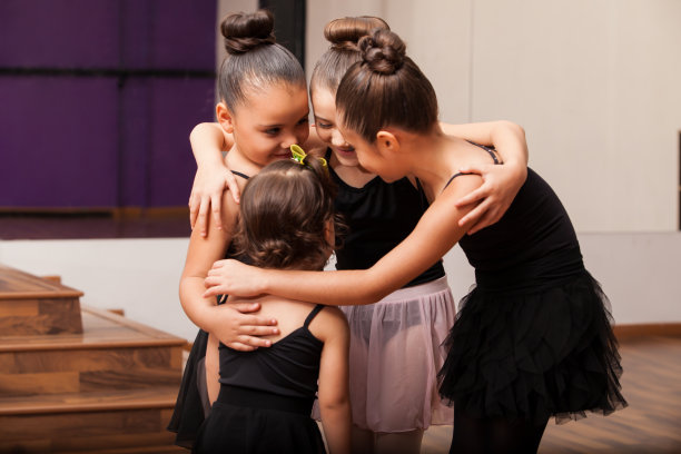 舞蹈课上可爱的小朋友图片下载