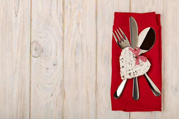 情人节的概念。木桌上放着刀叉素材图片