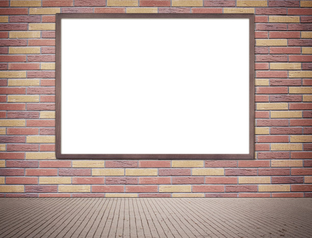 木框挂在靠近街道的棕色砖墙上。图片下载