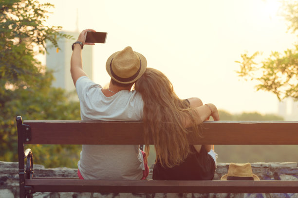 情侣在自拍。图片下载