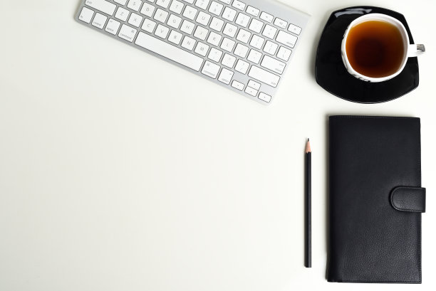 办公桌俯视图键盘，茶杯，空白空间图片下载