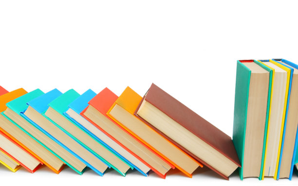 以白色为背景的多色书籍。图片下载