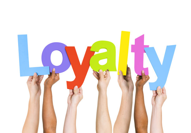 多民族的人持有忠诚这个词图片下载