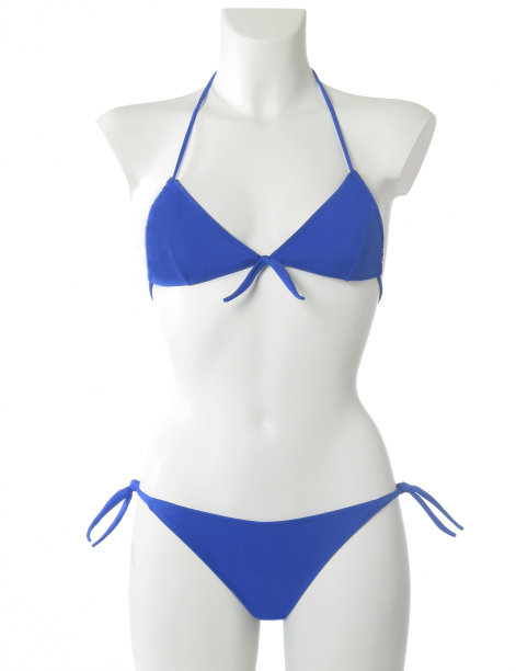 穿着蓝色比基尼的人体模型被隔离在白色衣服上。图片下载