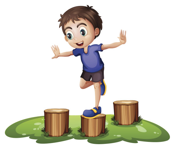 小男孩站在树桩上图片下载