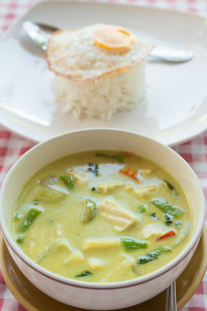 黄咖喱配豆腐和煎蛋，泰国菜图片下载