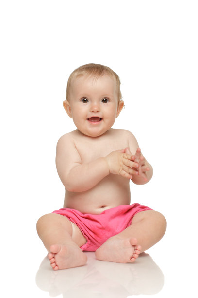 可爱的婴儿坐在地板上图片下载