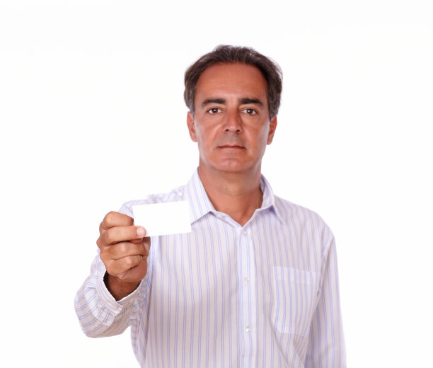 成年拉丁男性，手持白色卡片图片下载