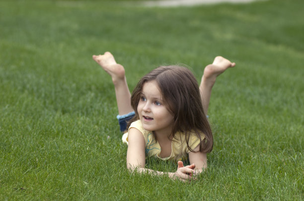 女孩正在草地上休息图片下载