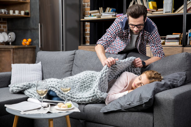 女孩在沙发上睡着了图片下载