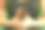 年轻的女画家拿着彩色铅笔对着照相机图片下载