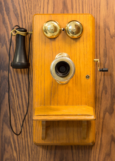 墙上的旧电话图片下载
