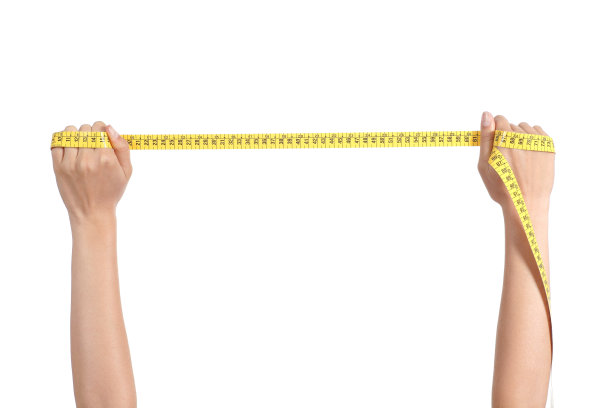美丽的女人的手拉伸一个卷尺图片下载