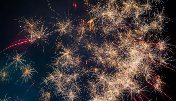烟花在黑暗的天空背景图片下载