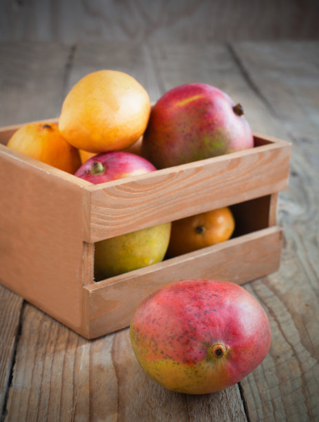 新鲜的芒果装在木箱里图片下载