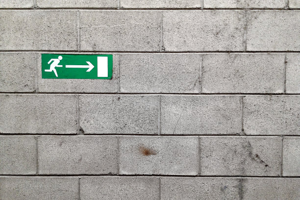 墙上有紧急出口标志图片下载