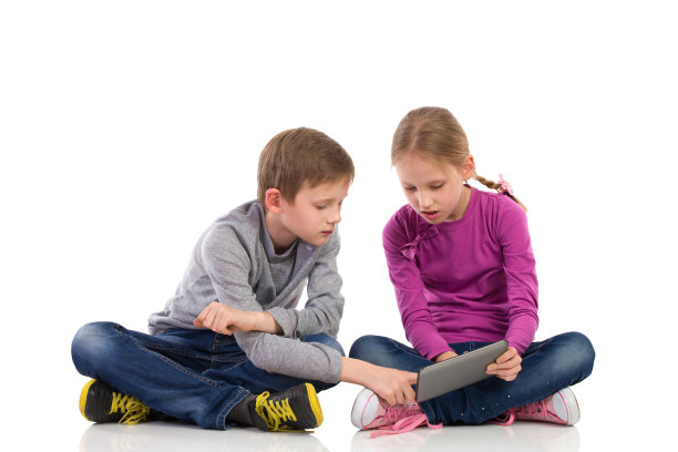 两个孩子使用平板电脑图片下载