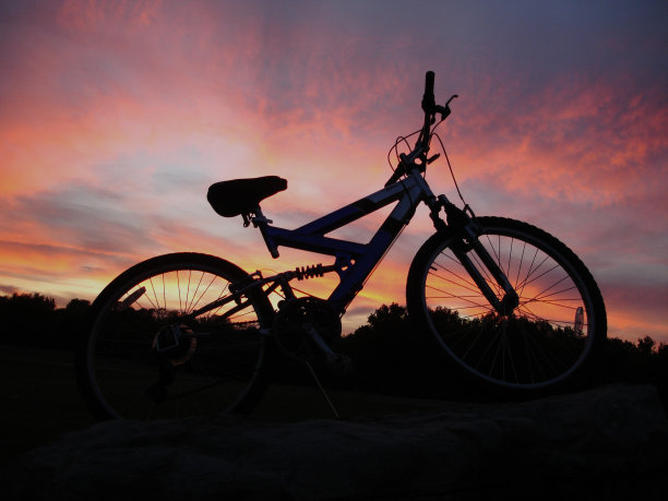 山地自行车的剪影图片下载