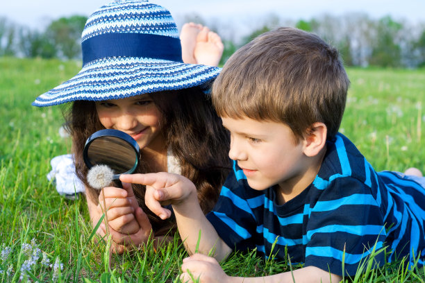 孩子们用放大镜看蒲公英图片下载