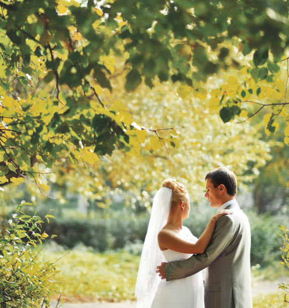 婚礼浪漫的夫妇。图片下载