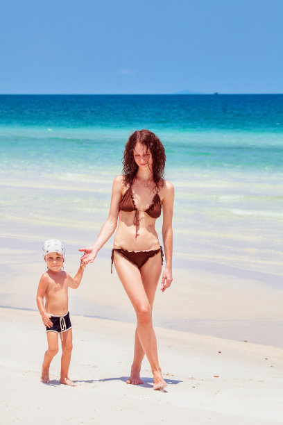 妈妈带着小儿子图片下载