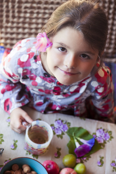 小女孩早餐喝绿茶图片下载