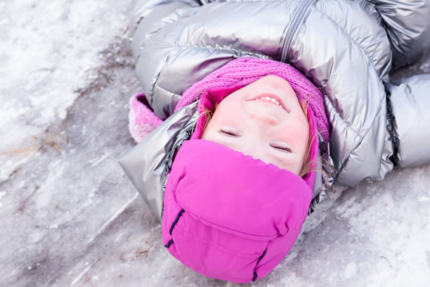 冬天骑马的女孩图片下载