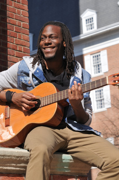 一个年轻人在城里弹吉他图片下载