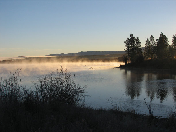 格雷厄姆湖的清晨图片下载
