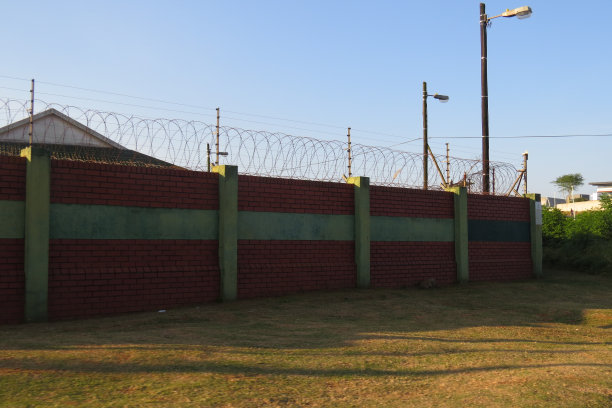 边界墙顶部将有铁丝网图片下载