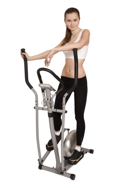 女性在椭圆机上锻炼图片下载