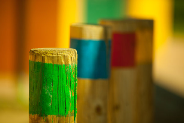 儿童游乐场的彩色木桩图片下载