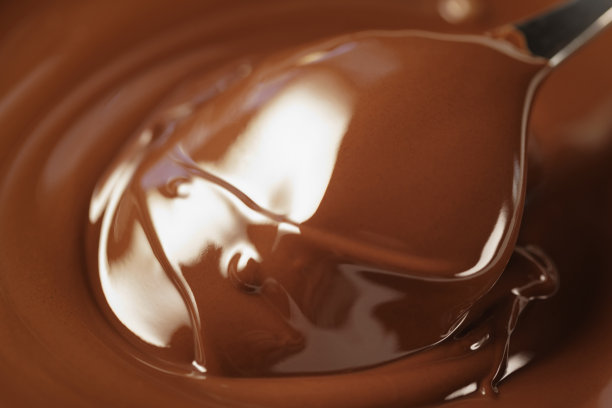 融化的黑巧克力特写照片图片下载