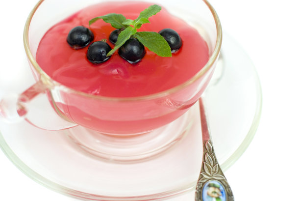 白底黑加仑的甜点图片下载