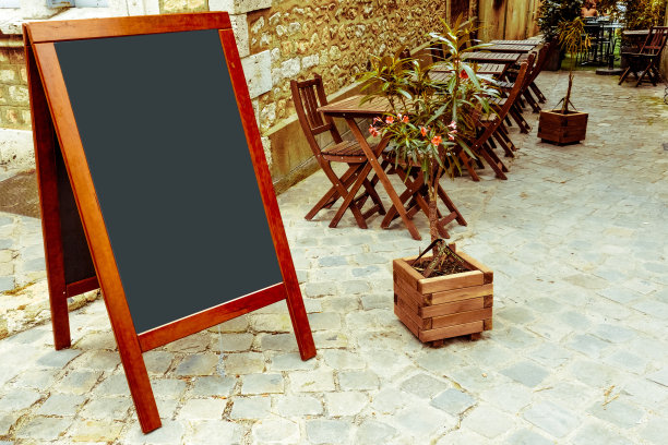 餐厅的露台有黑板图片下载