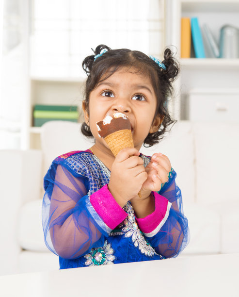 在家吃冰淇淋。图片下载