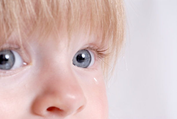 盯着蹒跚学步的宝宝图片下载