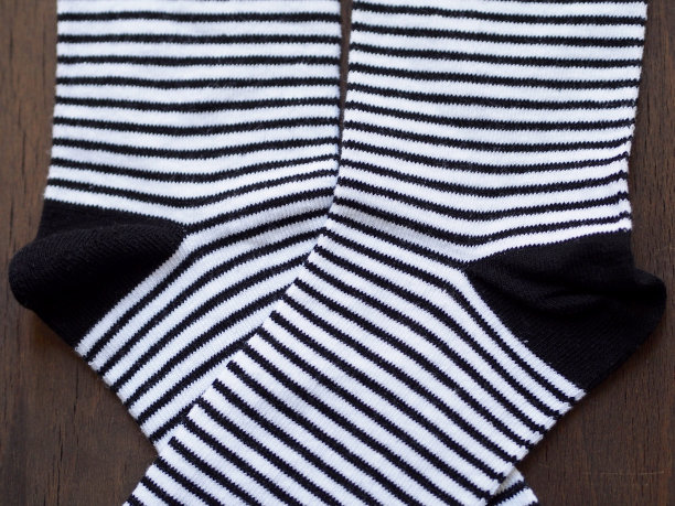 木质背景上的袜子图片下载