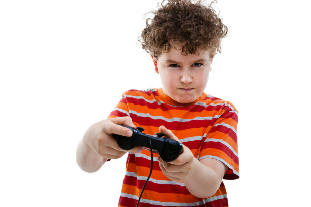 男孩在用电子游戏控制器图片下载