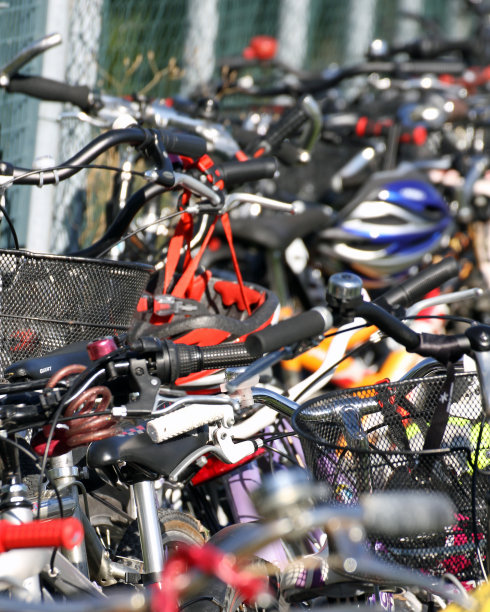 自行车的男孩在学校公园1图片下载