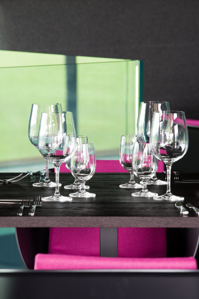 酒杯放在桌上图片下载