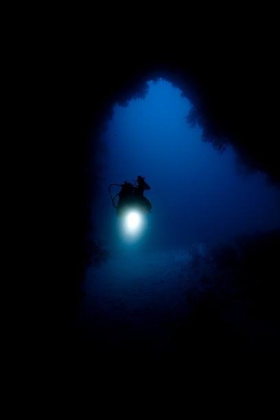 潜水员正在探索Siaes隧道图片下载